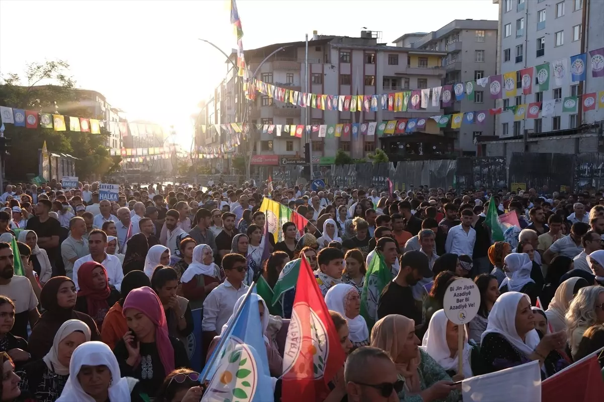 DEM Parti Eş Genel Başkanı Tuncer Bakırhan, Van\'da Dünya Barış Günü mitingine katıldı