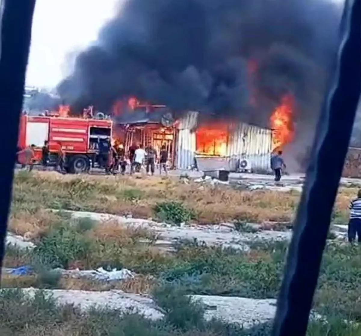 Hatay\'da depremzede vatandaşların kullandığı prefabrik ev alev alev yanarak kullanılmaz hale geldi