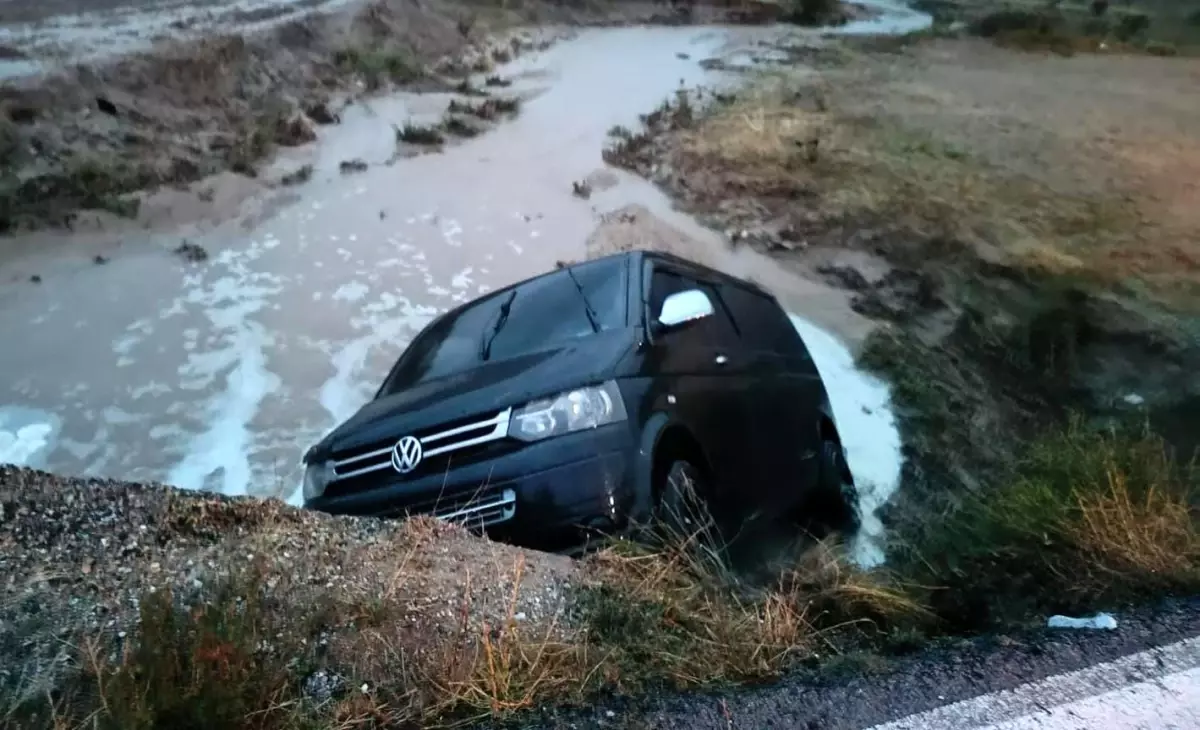 Afyonkarahisar\'da minibüs dereye uçtu, 4 kişi yaralandı