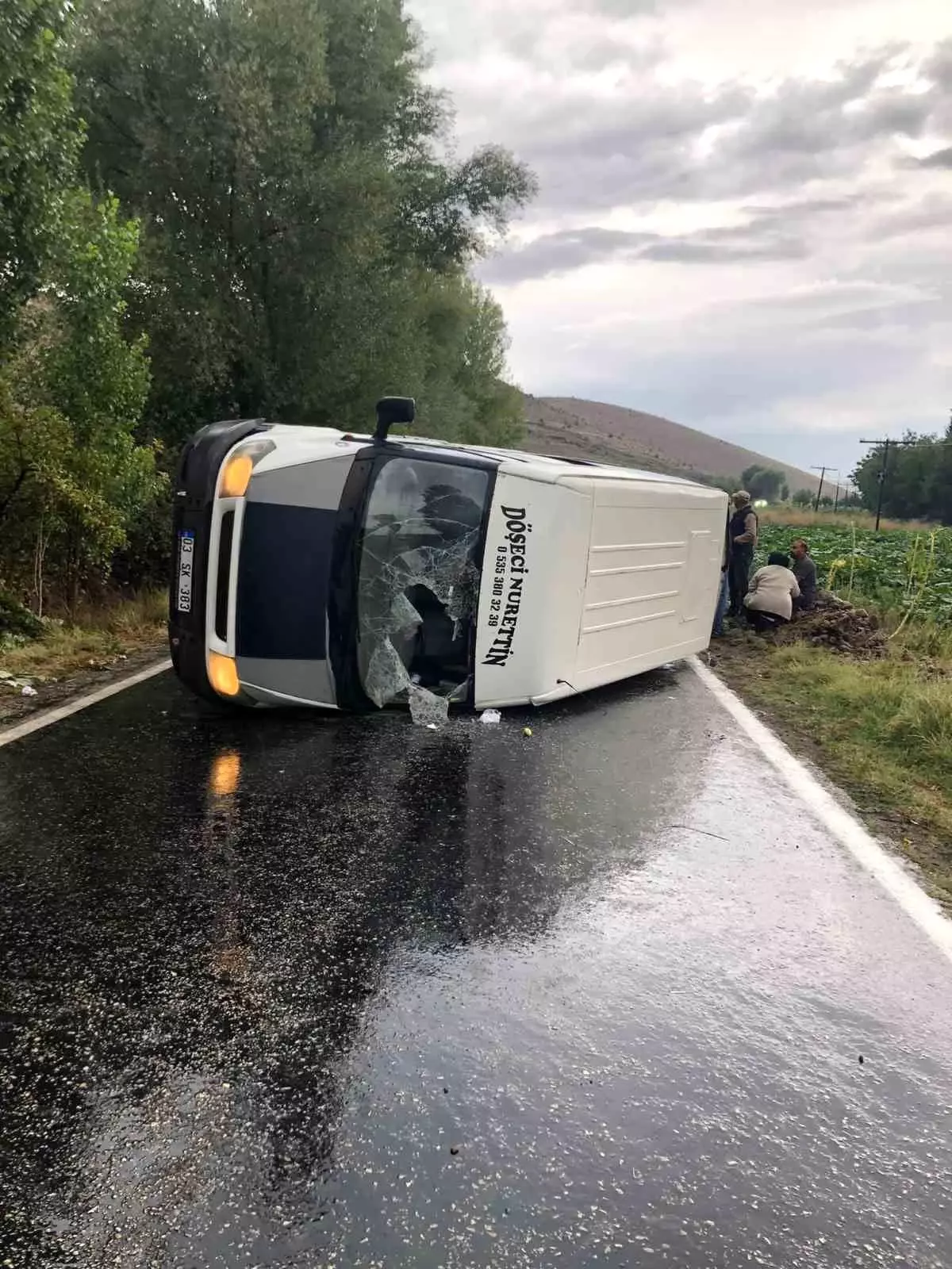 Afyonkarahisar\'da minibüs devrildi, 10 kişi yaralandı