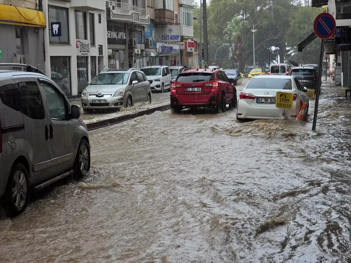 Erdek\'te Sağanak Yağış Cadde ve Sokakları Göle Çevirdi