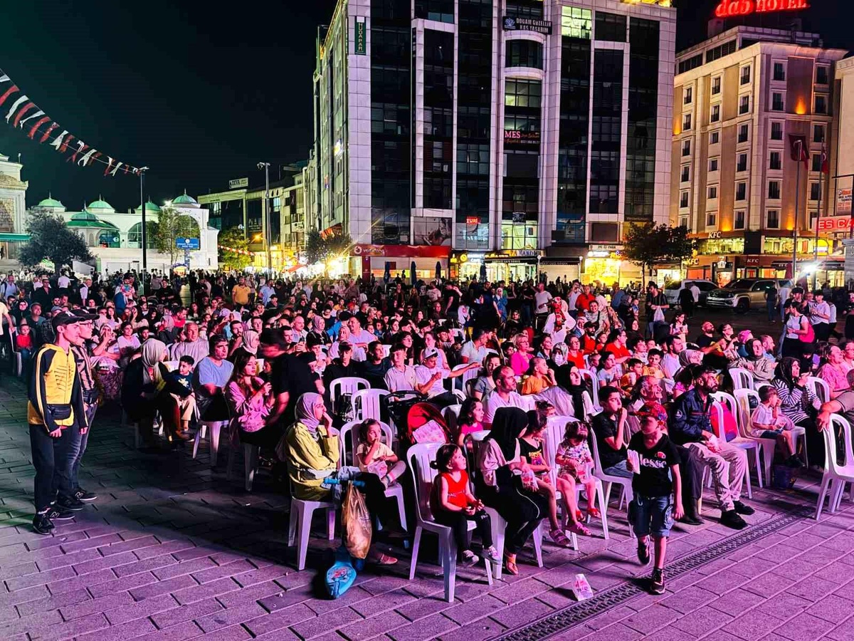 Yeşilçam Klasiği \'Neşeli Günler\' Açık Hava Sinema Günleri\'nde İzleyicilerle Buluştu