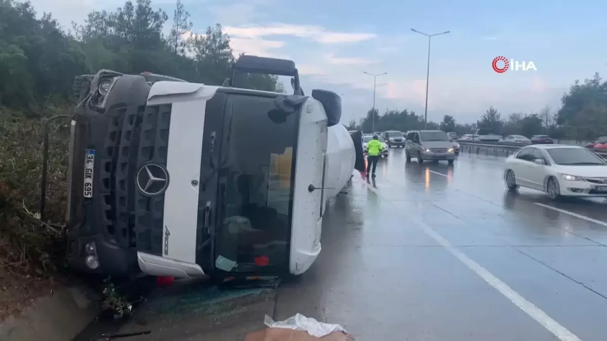 Eyüpsultan\'da Seyir Halindeki Beton Mikseri Devrildi