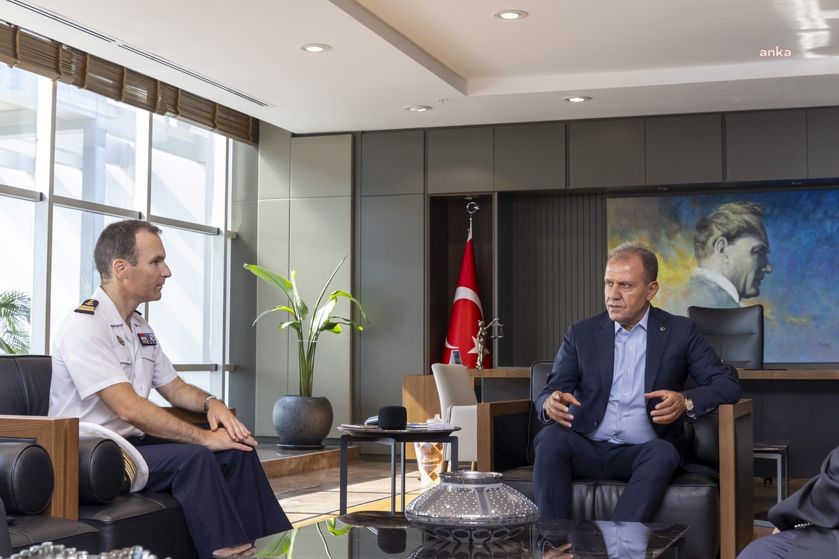 Fransız Deniz Kuvvetleri\'ne ait Languedoc Fırkateyni Komutanı Mersin Büyükşehir Belediye Başkanı Vahap Seçer\'i ziyaret etti