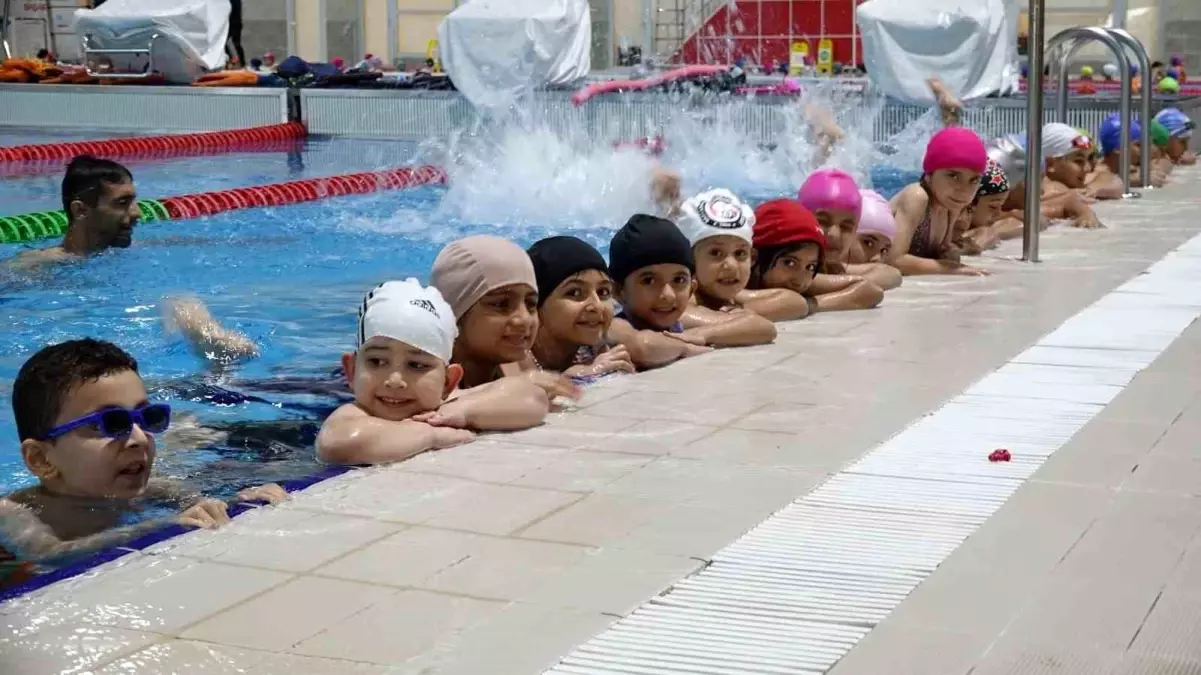 Gaziantep\'te \'Yüzme Bilmeyen Kalmasın Projesi\' ile 52 Bin Kişi Yüzme Eğitimi Aldı