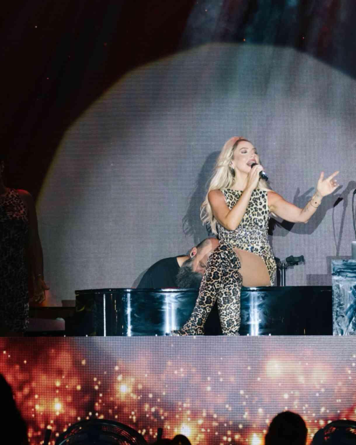 Hadise, süper mini elbisesiyle kalça dansı yaptı