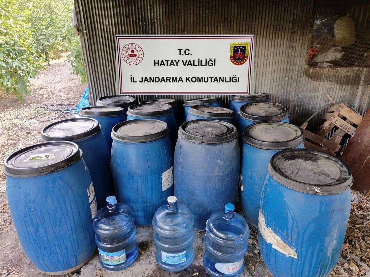Hatay\'da Kaçak Alkol ve Uyuşturucu Operasyonu: 1550 Litre Kaçak Alkol ve 32 Şüpheli Ele Geçirildi
