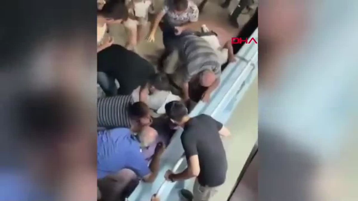 Mudanya\'da küçük kız çocuğu denize düştü, babası ve çevredekiler tarafından kurtarıldı