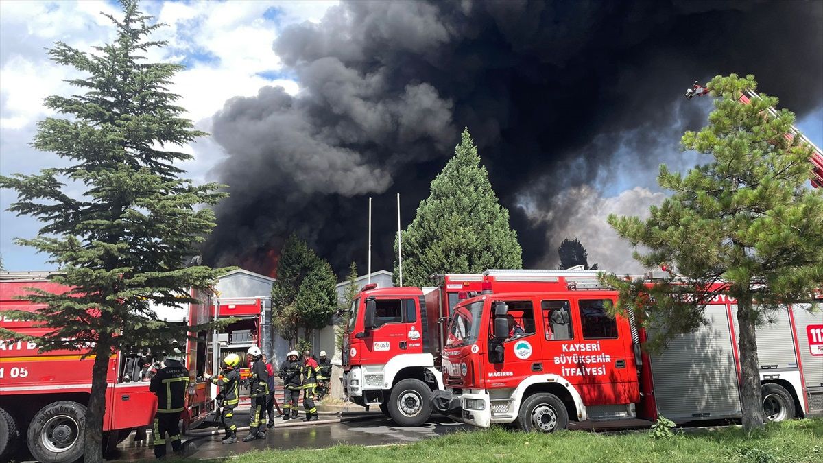Kayseri\'de Sünger Fabrikasında Yangın Çıktı