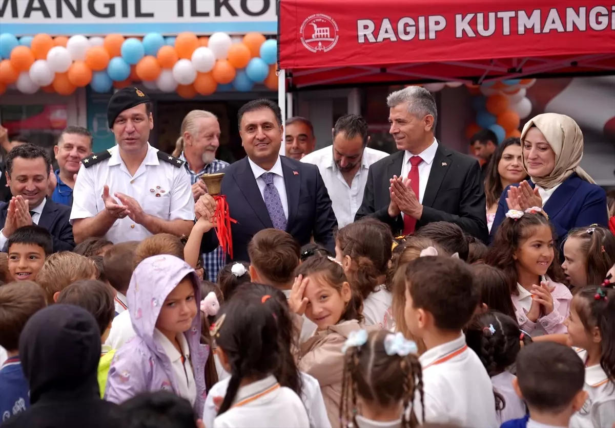 Eyüpsultan\'da Uyum Haftası Töreniyle Öğrenciler Okula Merhaba Dedi