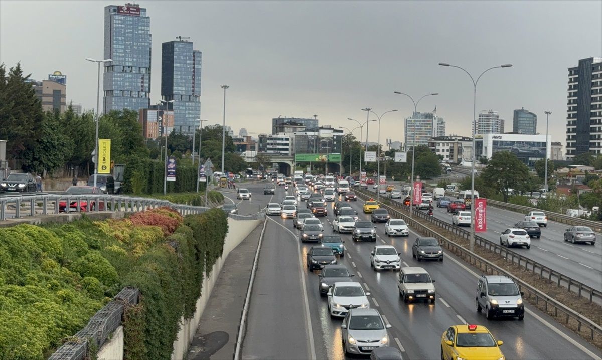 İstanbul\'da Uyum Haftası nedeniyle Trafik Yoğunluğu