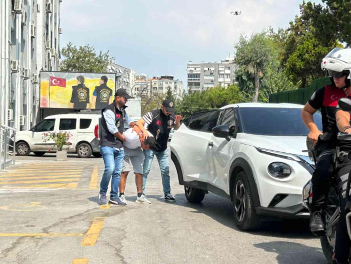 İzmir'de dehşeti yaşatan zanlı, 20 sene önce de cinayet işlemiş! Tanınmış ismi parası için öldürmüş