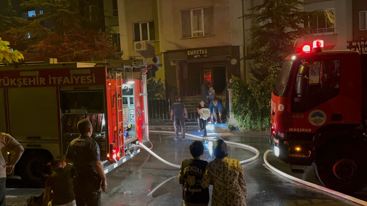 KAYSERİ\'de 13 katlı binanın çatısında çıkan yangın söndürüldü