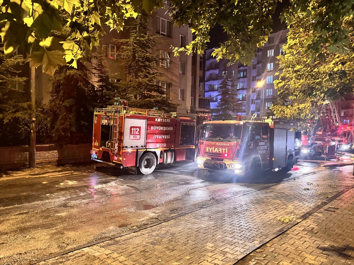 Kayseri\'de 13 katlı apartmanın çatı katında yangın çıktı