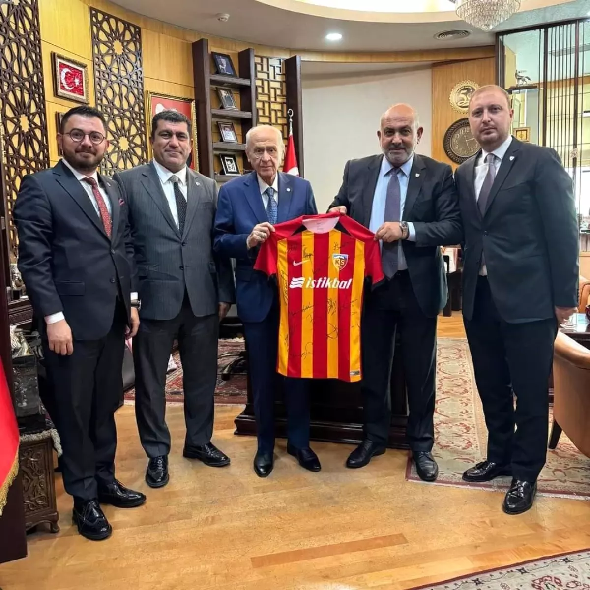 Kayserispor Yönetimi Devlet Bahçeli\'yi Ziyaret Etti