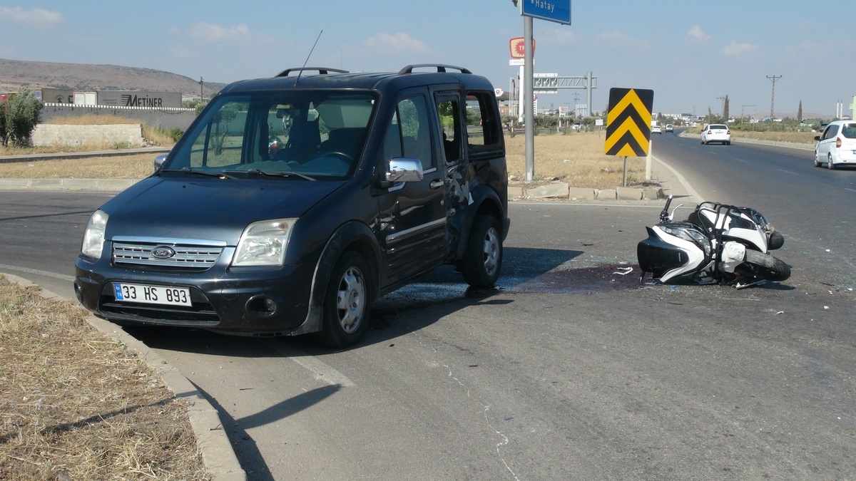 Kilis\'te otomobille çarpışan motosikletteki 2 kişi yaralandı