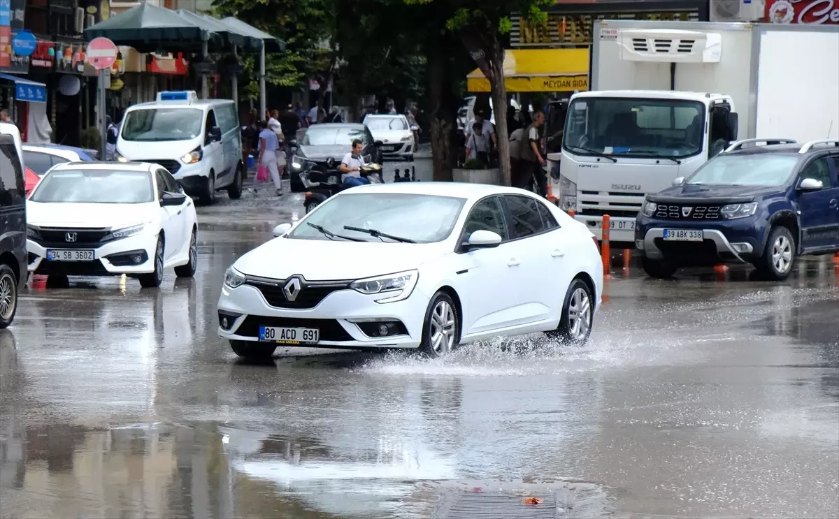 Kırklareli ve Tekirdağ\'da Sağanak Yağış Hayatı Olumsuz Etkiledi