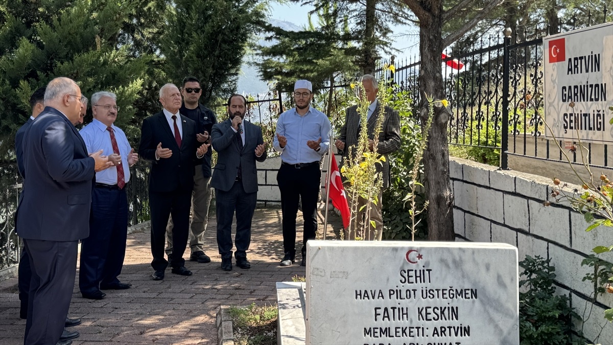 KKTC Meclis Başkanı Zorlu Töre, Artvin\'de Şehitlikleri Ziyaret Etti