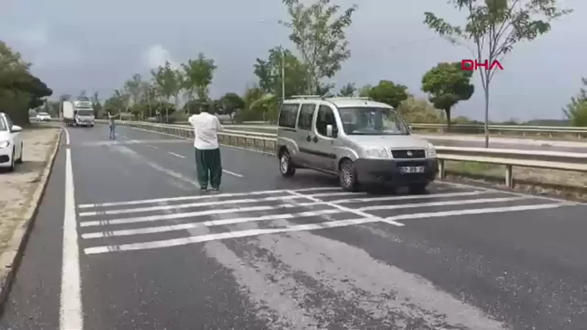 Kocaeli\'de Kontrolden Çıkan Çekici Devrildi, Sürücü Yaralandı