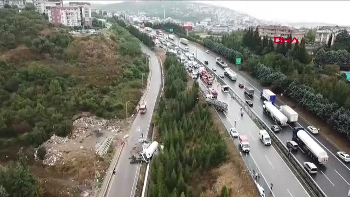İzmit\'te Zincirleme Kaza: 4 Yaralı, Otoyol Trafiğe Kapandı