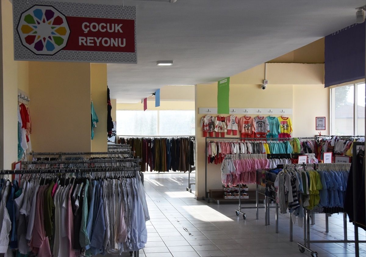 Kocasinan Belediyesi İkinci El Eşya Toplama ve Dağıtım Merkezi İhtiyaç Sahiplerine Yardım Ediyor