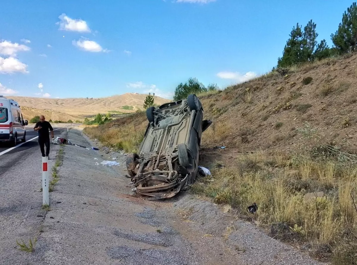 Sivas\'ta Kontrolden Çıkan Araç Takla Attı: 4 Yaralı