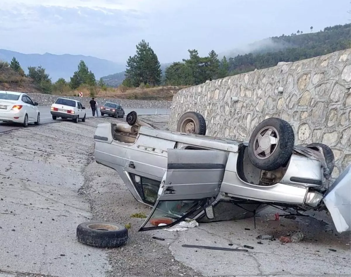 Denizli\'de yağış nedeniyle otomobil şarampole devrildi: 2 yaralı