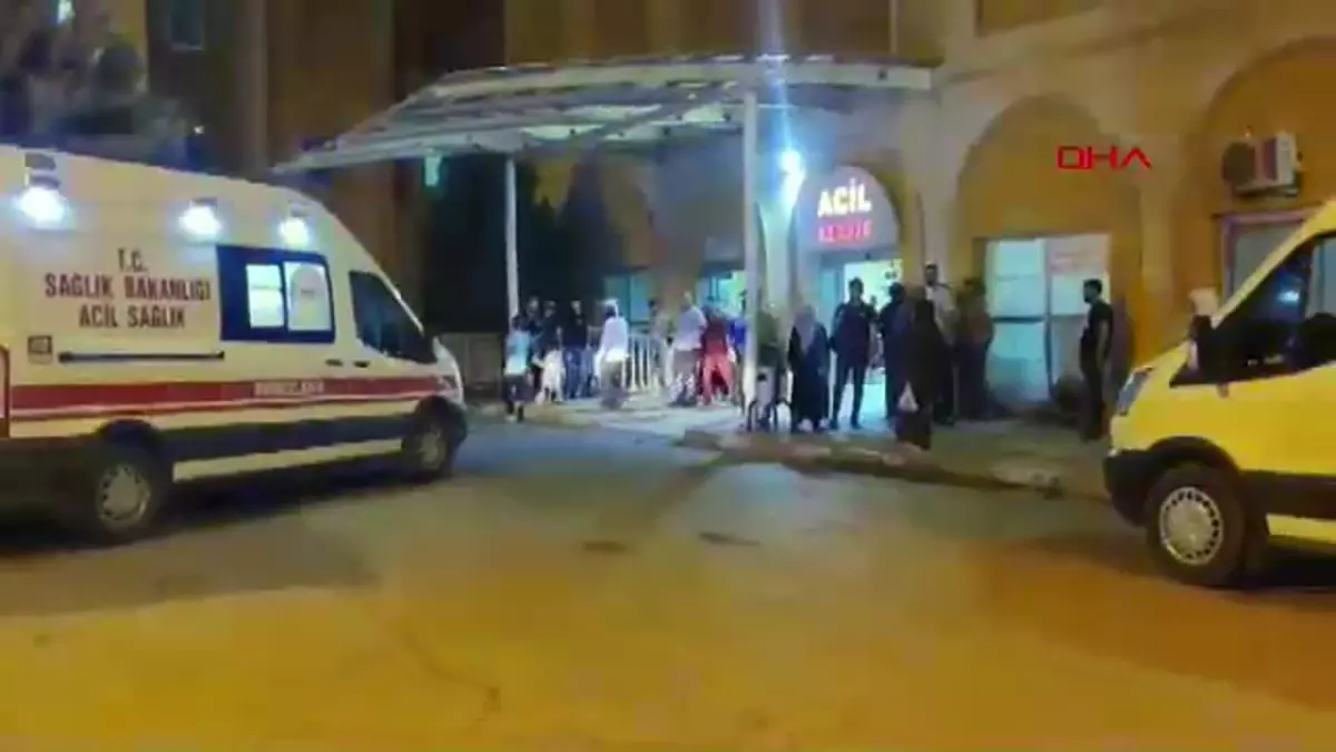 Midyat\'ta Kontrolden Çıkan Otomobil Polis Ekiplerine Çarptı: 6 Yaralı