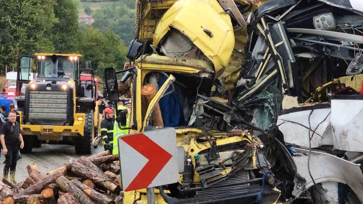 Zonguldak\'ta Yolcu Otobüsü ile Kamyon Çarpıştı: 2 Ölü, 23 Yaralı