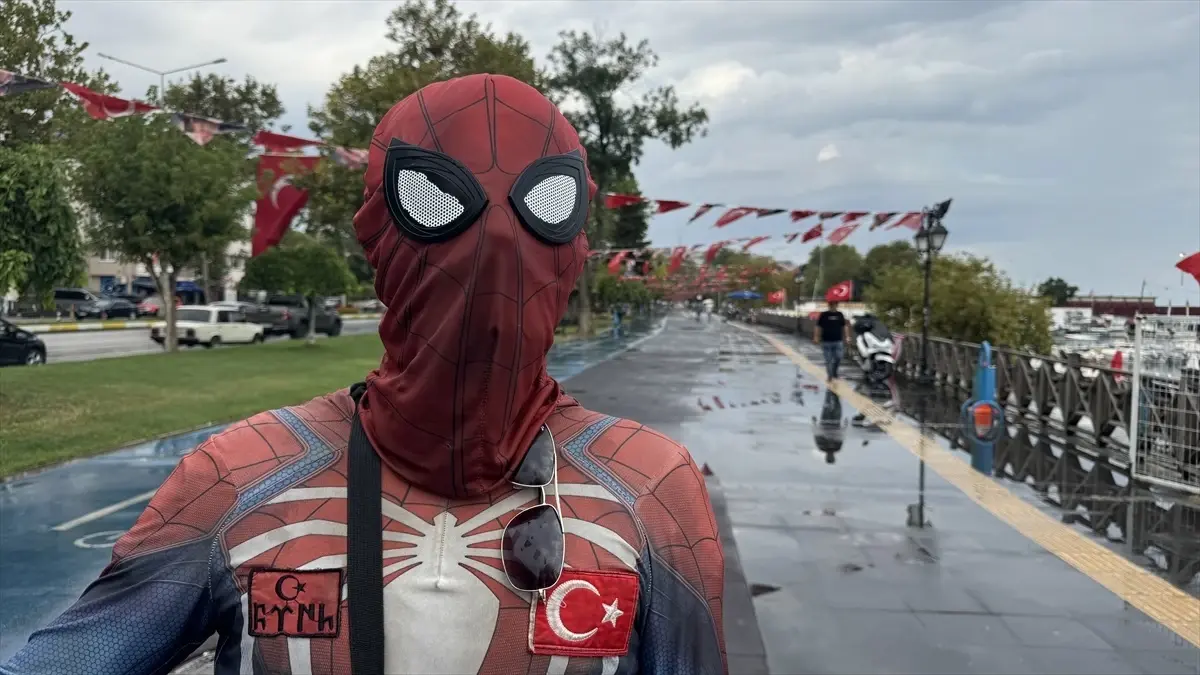 Örümcek Adam Kostümlü Ayaz Salih Koç, Türkiye\'yi Geziyor