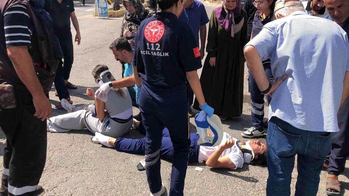 Adıyaman\'da Otomobil ile Elektrikli Bisiklet Çarpışması: 2 Kişi Yaralandı