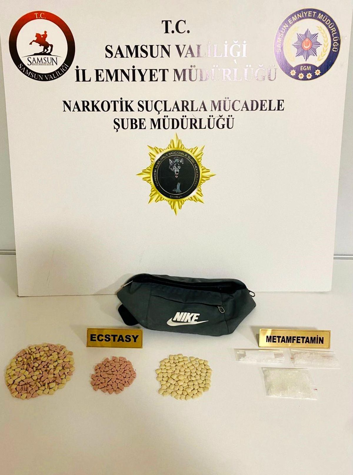 Samsun\'da Narkotik Operasyonunda 432 Adet Ecstasy Hap ve 18,50 Gram Metamfetamin Ele Geçirildi