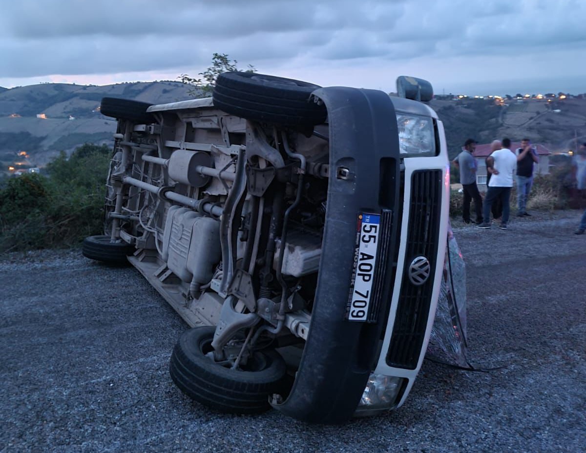 Samsun\'da fındık işçilerini taşıyan minibüs devrildi: 15 yaralı