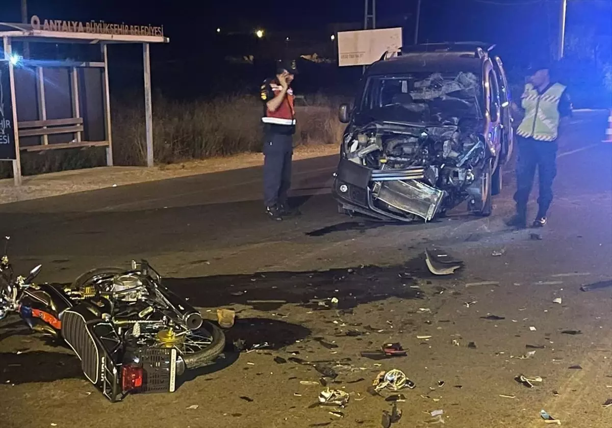 Antalya\'da Motosiklet ile Hafif Ticari Araç Çarpıştı: 1 Ölü