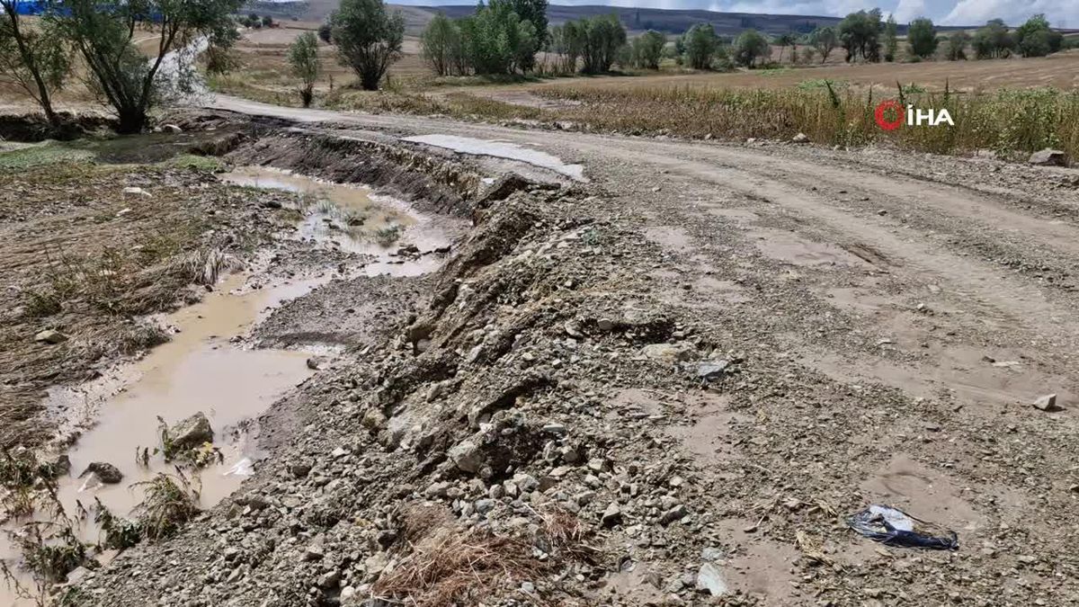 Alaca\'da Şiddetli Yağışlar Sel Oluşturdu, Bariyerler Söküldü