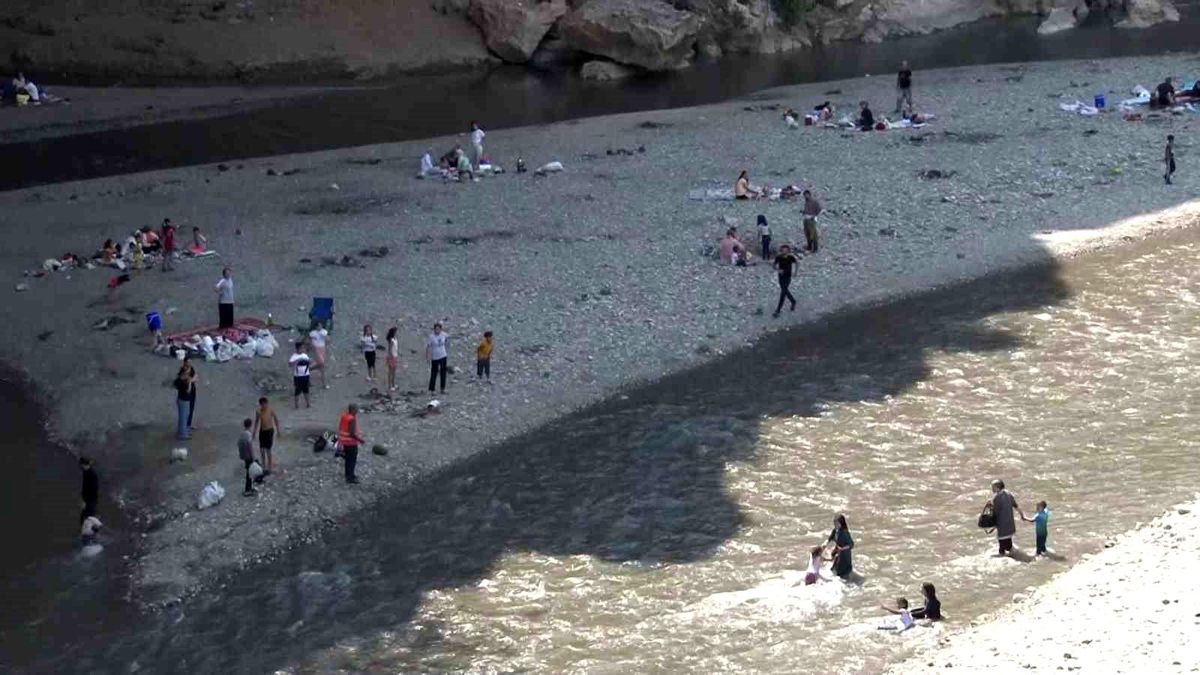 Adıyaman\'da Vatandaşlar Sıcaktan Bunalınca Cendere Köprüsüne Akın Etti
