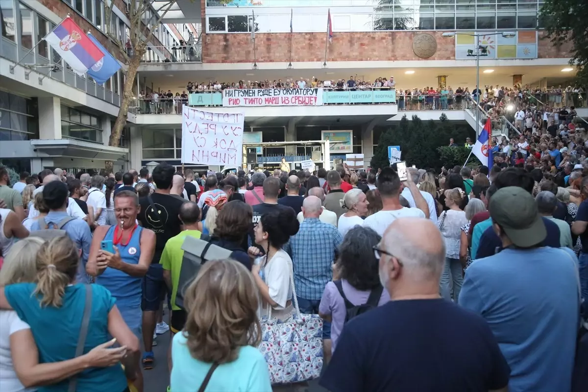 Belgrad\'da binlerce gösterici lityum çıkarma projesini protesto etti