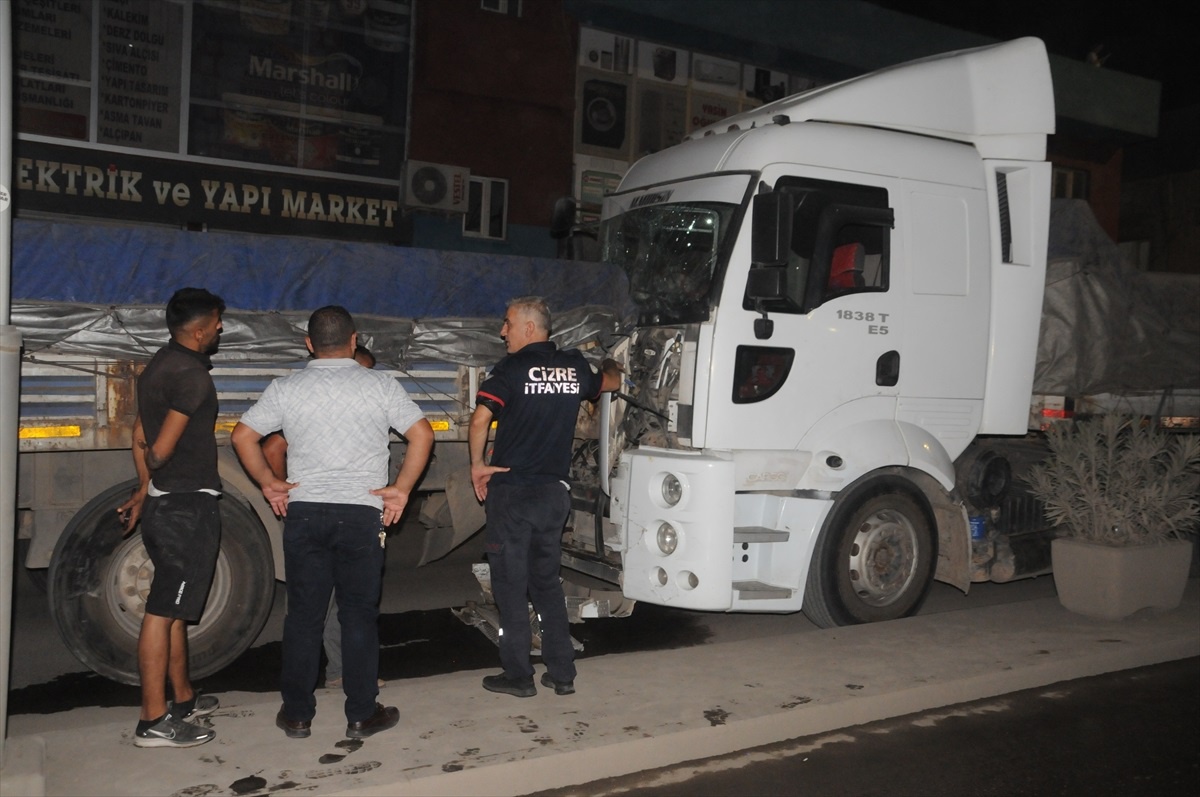 Şırnak\'ın Cizre ilçesinde freni boşalan tır otomobil ve tıra çarptı