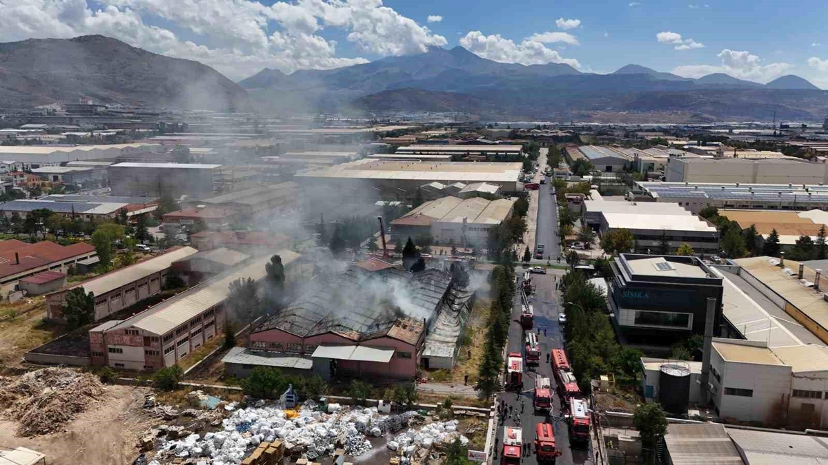 Kayseri OSB\'de sünger fabrikasında çıkan yangın havadan görüntülendi