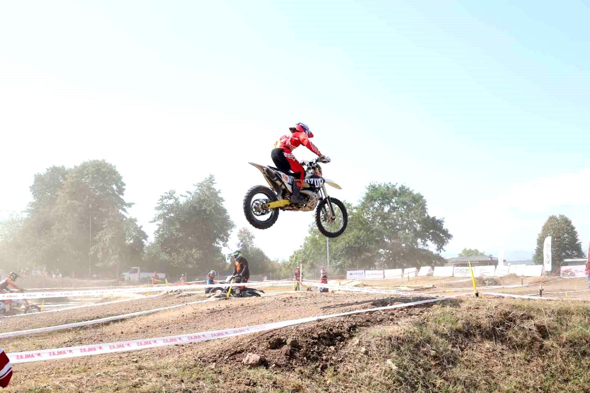 Kocaeli\'de düzenlenen Türkiye Süper Enduro Şampiyonası kıyasıya rekabete sahne oldu