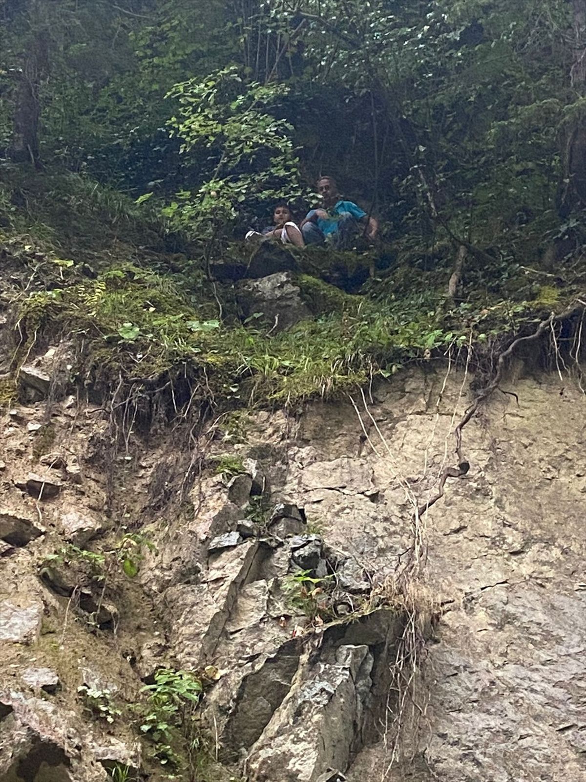 Dronu Bulmak İsterken Kayalıklarda Mahsur Kalan Baba ve Oğlu Kurtarıldı