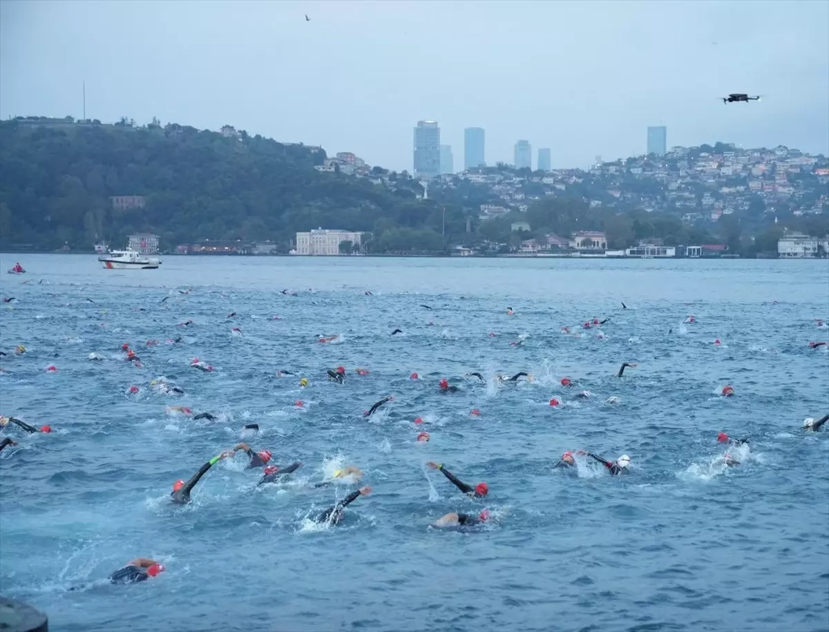 Ümraniye Belediye Başkanı İsmet Yıldırım, Challenge İstanbul yarışmasında yüzme etabını tamamladı