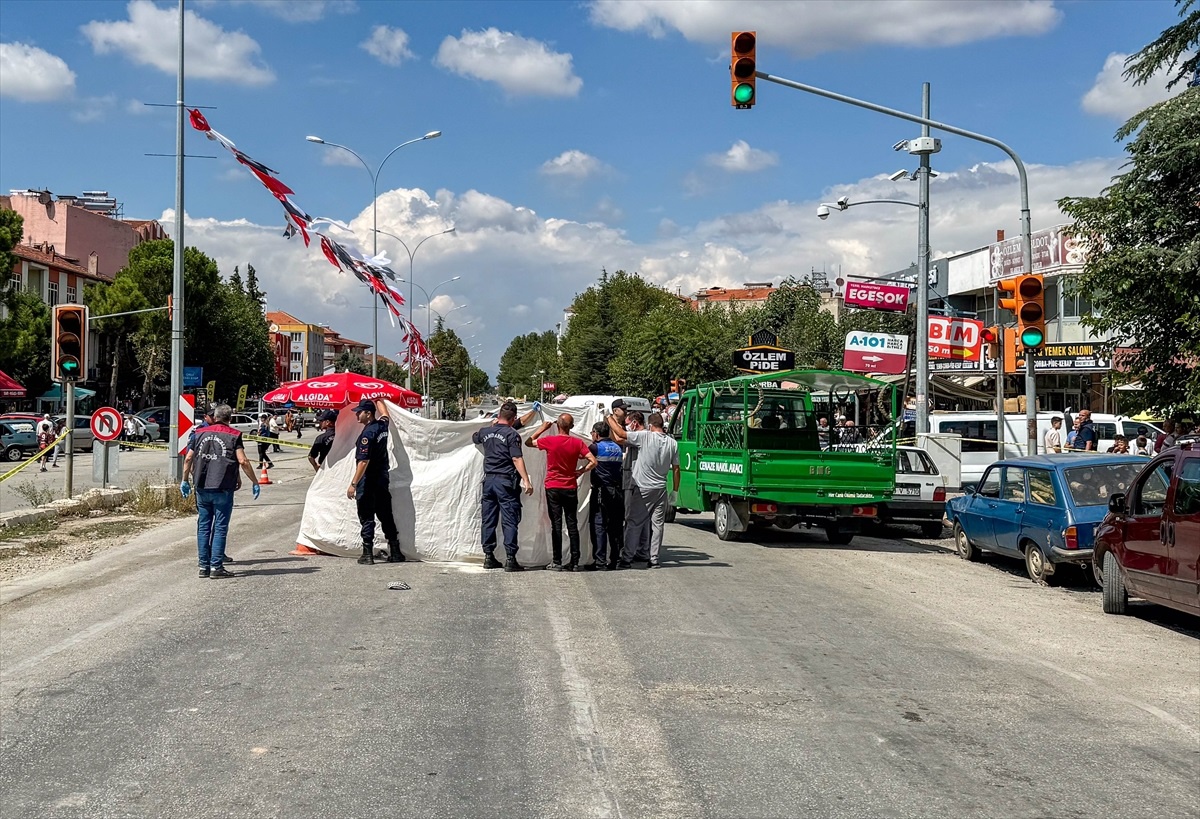 Uşak\'ta Tırın Çarptığı 86 Yaşındaki Adam Hayatını Kaybetti