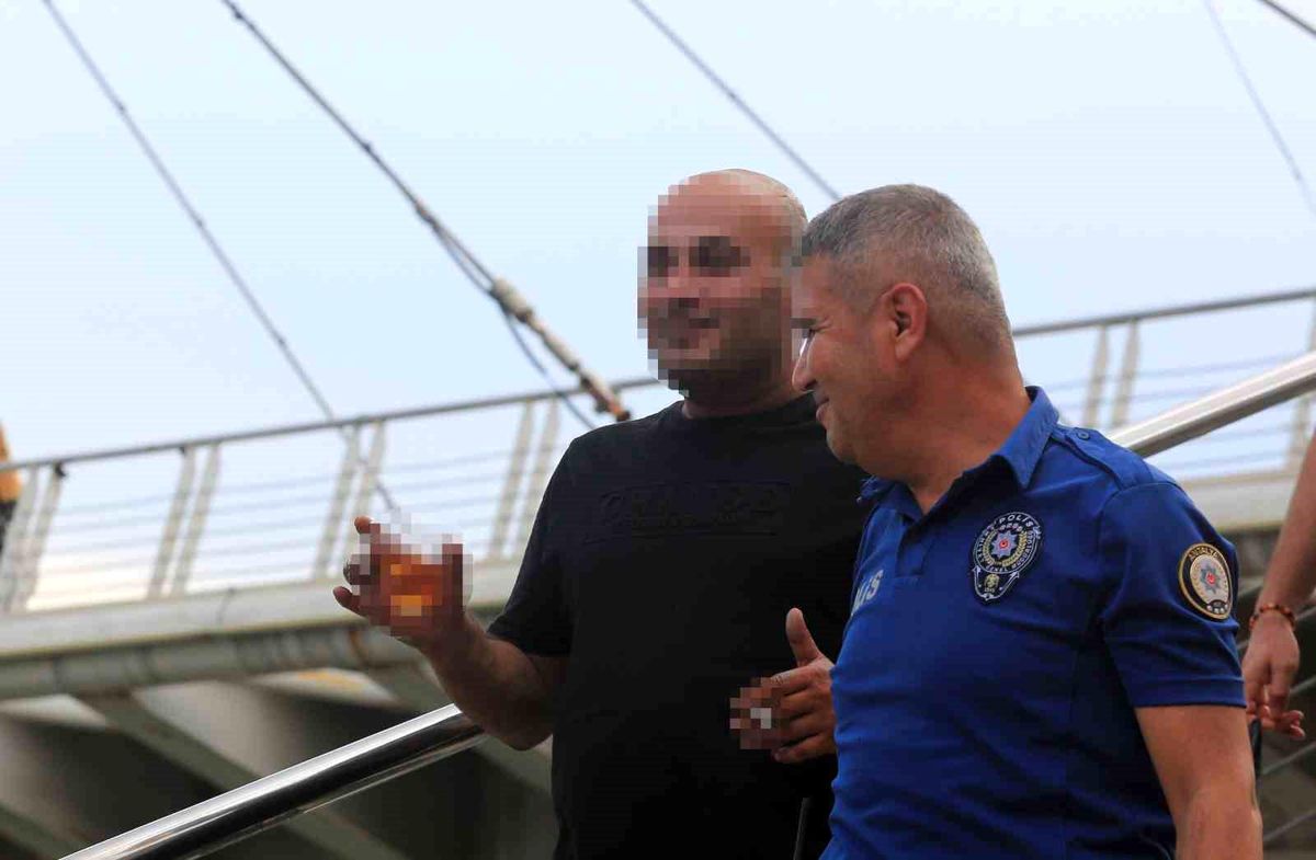 Antalya\'da Üst Geçide Çıkan Şahıs Polis ve İtfaiye Ekiplerini Alarma Geçirdi