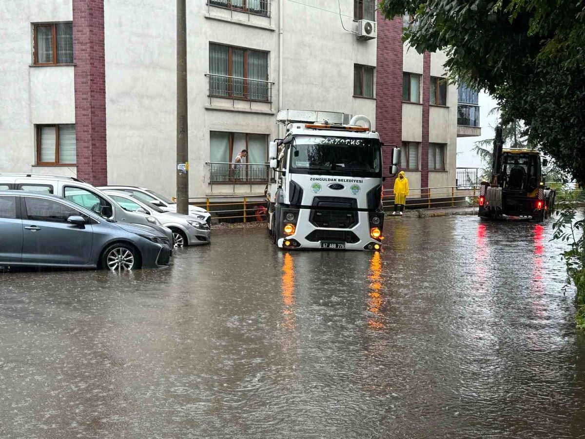 Zonguldak\'ta Sağanak Yağış Nedeniyle Yol Kapandı