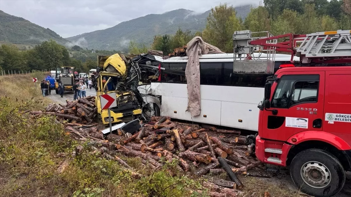 Zonguldak\'ta Otobüs-Kamyon Çarpışması: 2 Ölü, 23 Yaralı