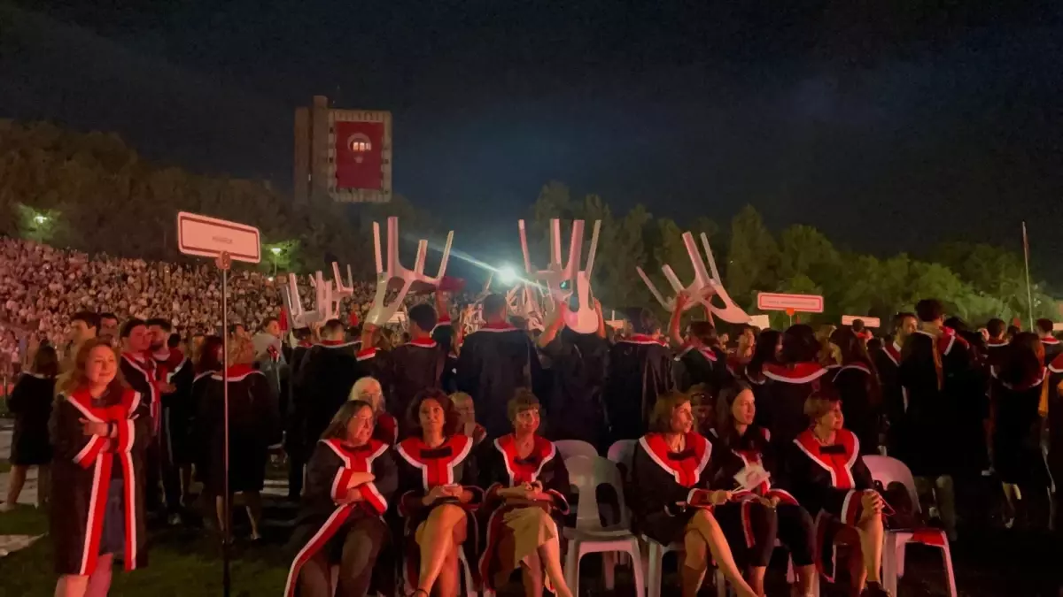 ODTÜ Mezuniyet Töreninde Elektrik Kesintisi Protesto Edildi