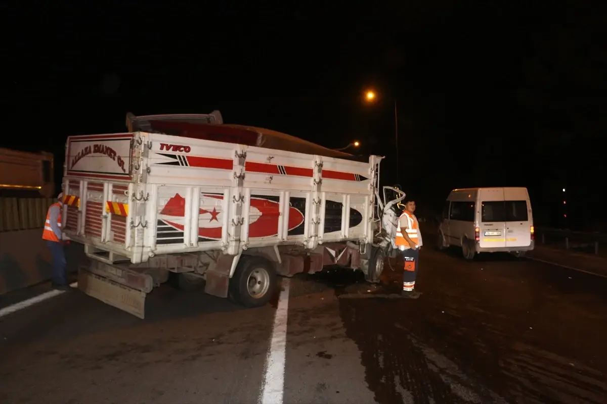 Adana\'da Rampada Geri Giden Tır İki Araçla Çarpıştı