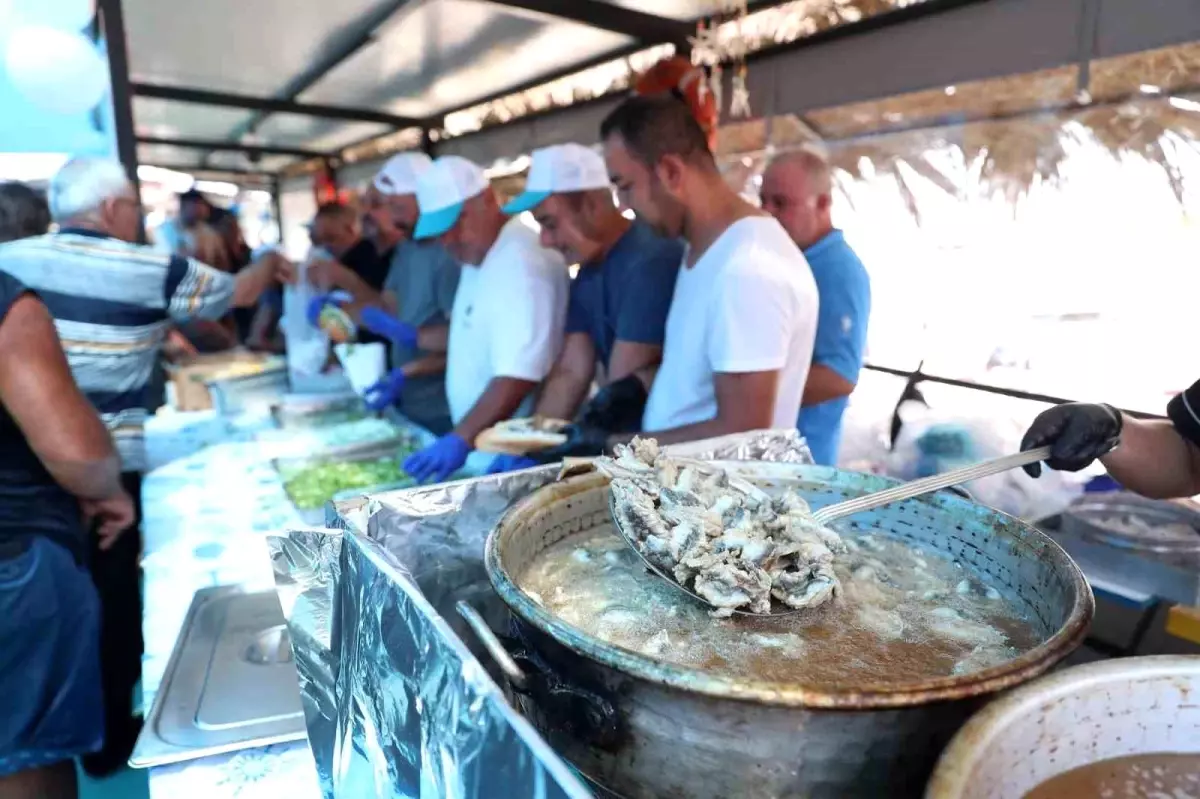 Aliağalı balıkçılar balık ekmek şenliği ile balık av sezonunu kutladı