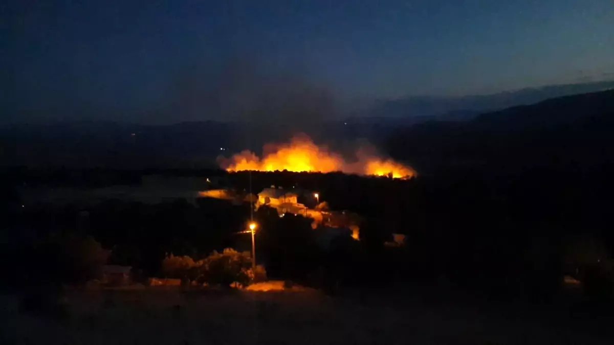 Erzincan\'da Altıntaş Köyü\'nde Ortaya Çıkan Yangın Kontrol Altına Alındı